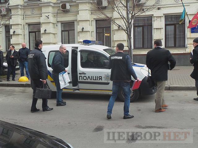 Experts complete examination of Voronenkov murder scene 08 Experts complete examination of Voronenkov murder scene 08