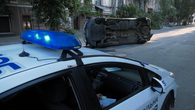 Автомобіль, що перевозив бюлетені, перекинувся в Херсоні 03