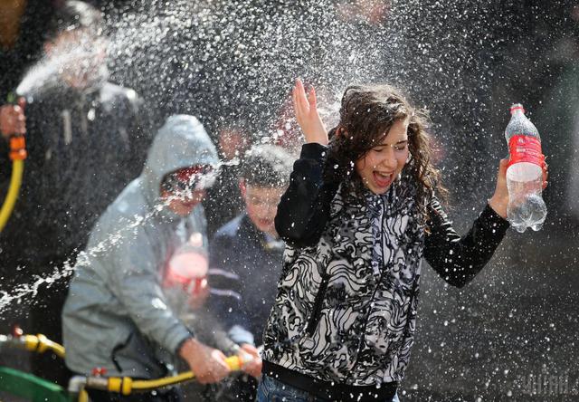 Wet Monday in Lviv: water battles on Ploshcha Rynok 13