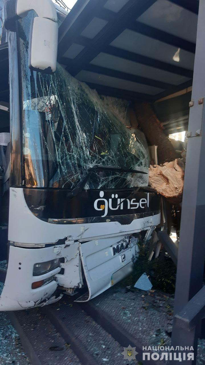 Водію стало зле: автобус із пасажирами протаранив чотири авто та врізався у магазин в Одесі 01