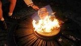 Киевлянин сжег портрет Януковича-Бандеры на Вечном огне. ФОТОрепортаж.