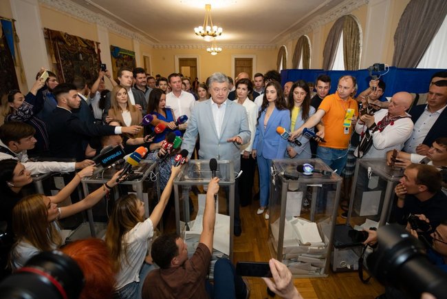 Порошенко проголосував у Києві: Голосував за ЄС і НАТО 03 Порошенко проголосував у Києві: Голосував за ЄС і НАТО 03