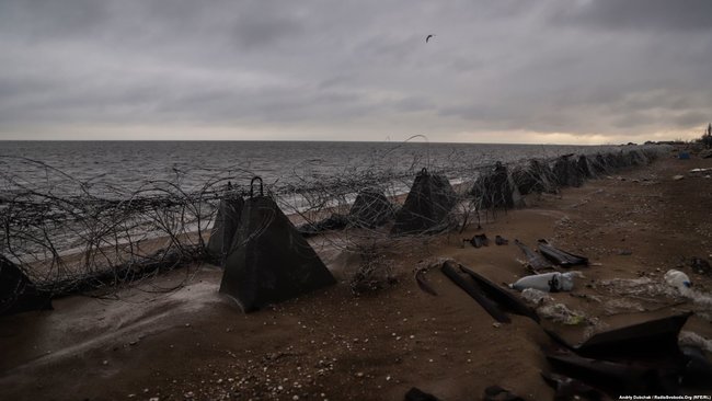 Beach rigged with mines, not a single undamaged building: journalists show embattled Shyrokyne village 06