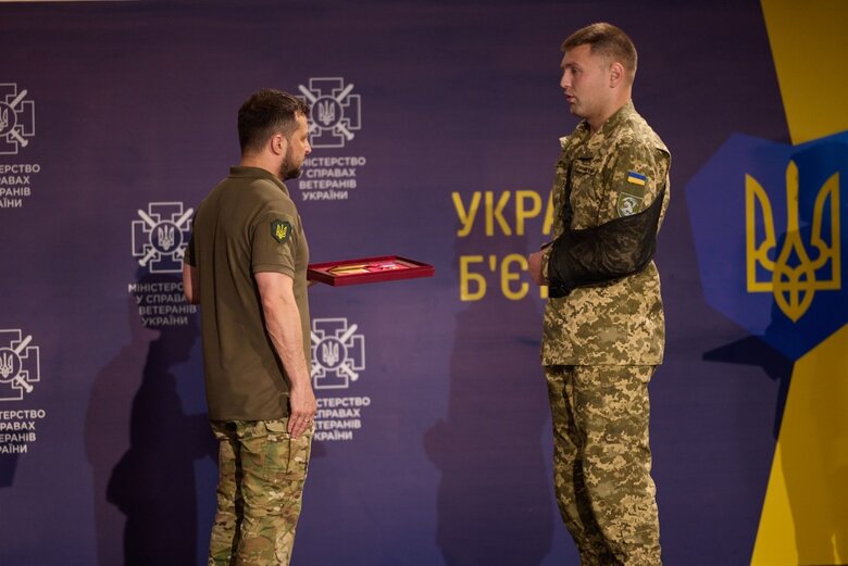 Зеленський вручив ордени Золота Зірка військовим і родинам загиблих Героїв України 01
