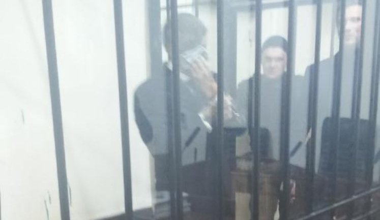 После суда экс-главу СБУ Киевщины Щеголева, подозреваемого в расстреле Майдана, облили зеленкой. ФОТО