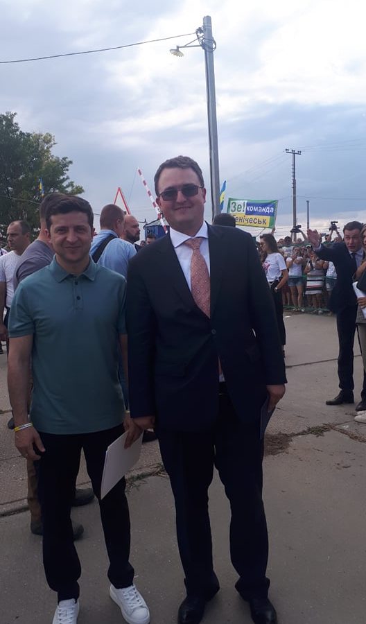 Зеленський на КПВВ Чонгар представив нового постпреда президента в АР Крим Кориневича 01