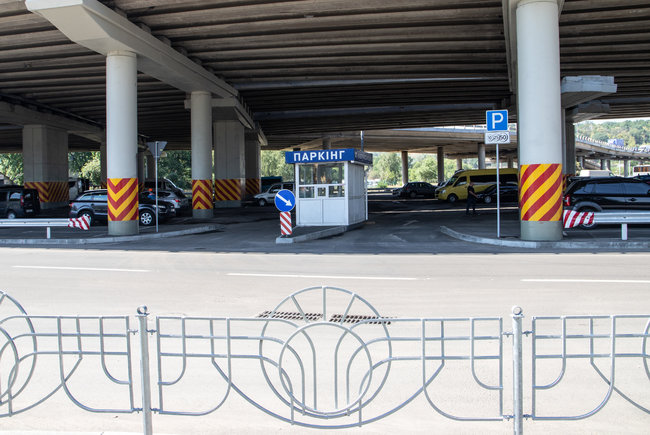 В Киеве открыли первую перехватывающую парковку возле метро 01