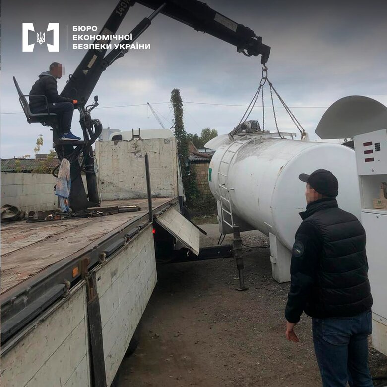 БЕБ викрило три незаконні АЗС на Київщині