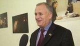 Сухой: Жена смотрит мои выступления по телевизору. Потом вытирает тряпкой заплеванный экран. + ВИДЕО.