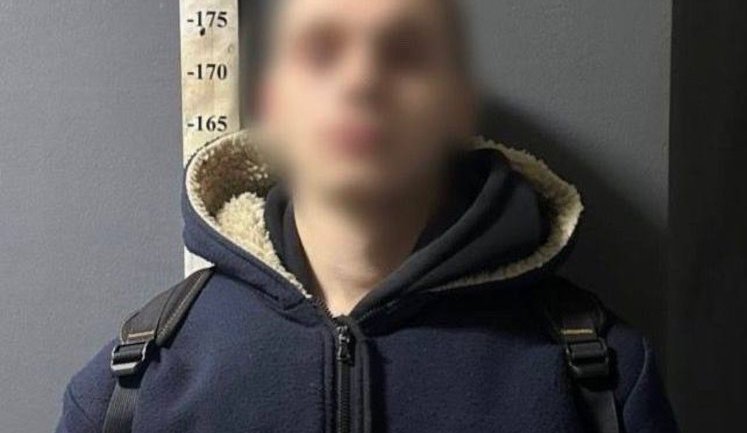 Вирішив віддати борг тонометром: поліцейські затримали молодика, який пограбував аптеку в Києві. ФОТО