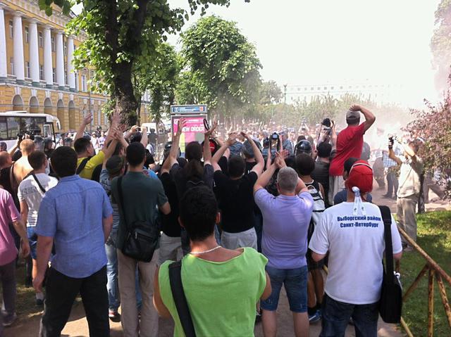 Полиция задержала участников ЛГБТ-митинга в Петербурге