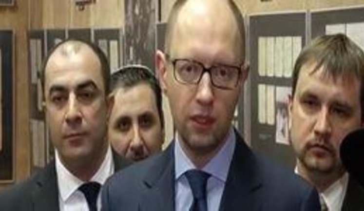 Пересмотр истории недопустим. Мы требуем уважать тех, кто уничтожил чуму в Европе, - Яценюк. ВИДЕО