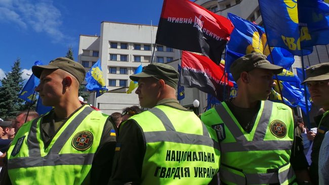 Шибениця, голова Леніна і бійки, - активісти пікетують КС з вимогою не скасовувати закон про люстрацію 18