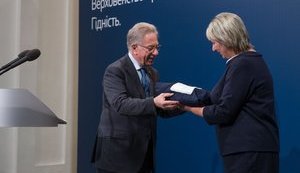 Букиккио вручил судейскую мантию нового образца главе ВС Данишевской. ФОТО
