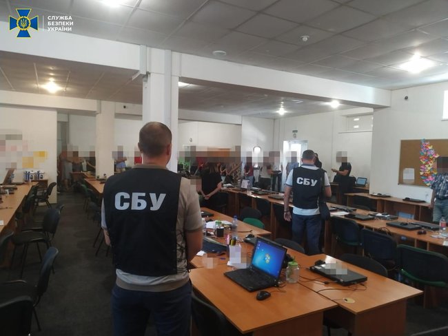 СБУ в Мелитополе разоблачила мошенников, похищавших деньги с банковских счетов в Украине и за рубежом 04 СБУ в Мелитополе разоблачила мошенников, похищавших деньги с банковских счетов в Украине и за рубежом 04