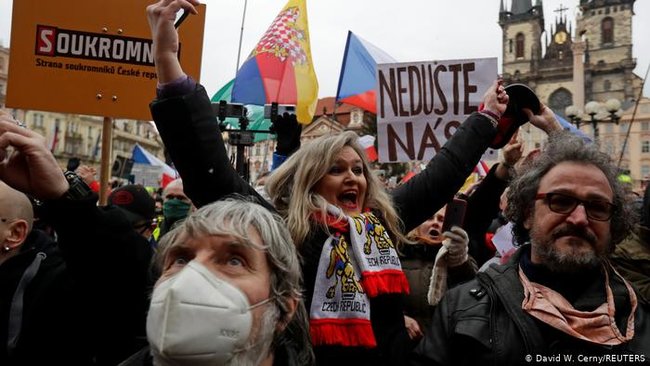 Мы не овцы: в Праге прошли массовые протесты против продления локдауна 02