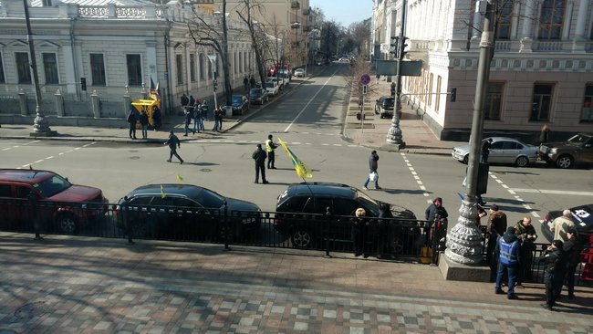 Під ВР відбувається кілька акцій протесту громадських організацій і політсил. 02