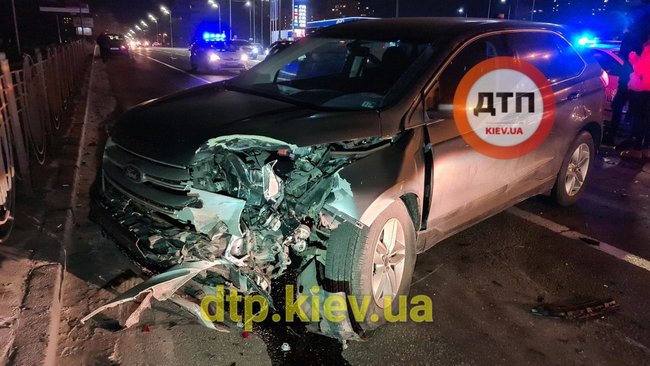 Пьяный водитель в Киеве протаранил полицейское авто, правохранительница попала в больницу, - соцсети 03