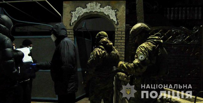 Людей сдавали в аренду, - полицейские задержали на Херсонщине злоумышленников, удерживавших людей в трудовом рабстве 06