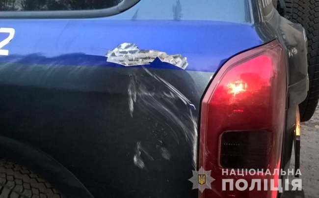 Щонайменше 200 копачів бурштину в балаклавах і з кийками пошкодили три поліцейські автомобілі на Рівненщині 02