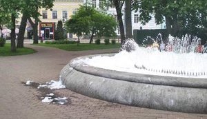 Неизвестные налили моющее средство в фонтан на Контрактовой площади в Киеве. ФОТО