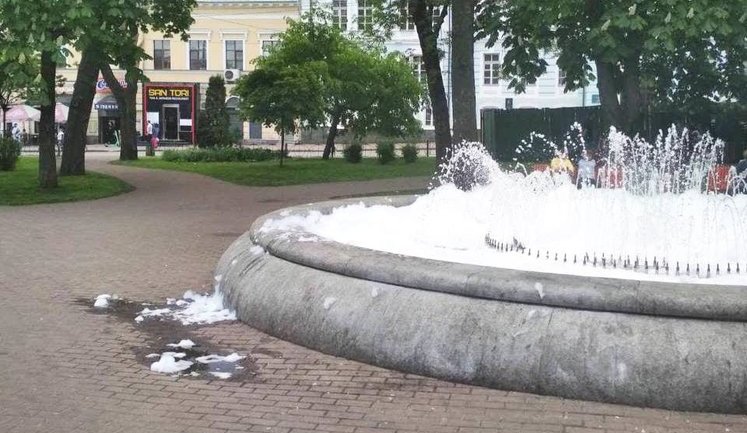 Неизвестные налили моющее средство в фонтан на Контрактовой площади в Киеве. ФОТО