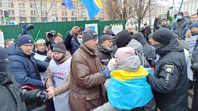 ФОПы попытались установить палатки на Майдане Незалежности: между митингующими и правоохранителями произошли стычки 81