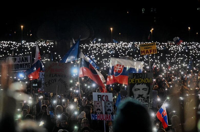 Словаки на протестах 21 лютого вимагали відставки Фіцо
