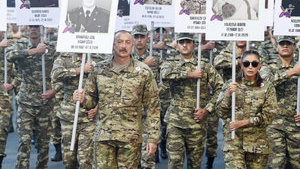 Алієв очолив ходу військових у Баку з портретами жертв війни в Нагірному Карабасі. ФОТОрепортаж
