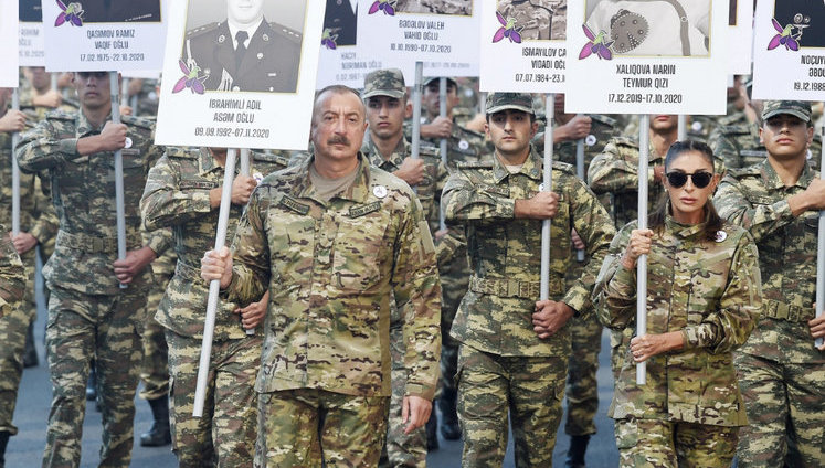 Алієв очолив ходу військових у Баку з портретами жертв війни в Нагірному Карабасі. ФОТОрепортаж