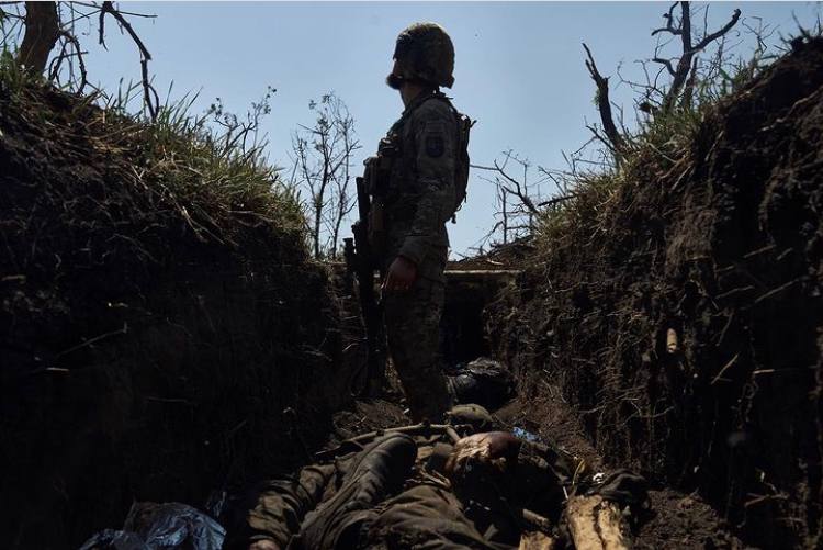 Українські воїни під Бахмутом захопили ворожий бліндаж та знаходяться у ньому разом із замінованими трупами російських окупантів 05