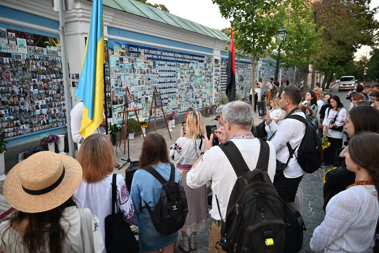 У Києві вшанували пам’ять Андрія Бабінського - воїна 80-ої ОДШБр та засновника Мегамаршу у вишиванках 27