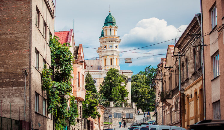 На оренду квартири в Ужгороді витрачається 92% доходу. Які ще міста найдорожчі?