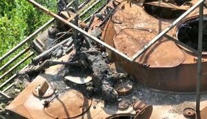 Запеченное тело оккупанта на броне сожженной российской бронемашины