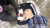 Правоохранители на Херсонщине задержали мужчину, переносившего в сумке обрез, гранаты и сотню патронов. ФОТО
