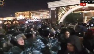 Rally in support of Navalny is over. Manezhnaia Square cordoned off by riot police. VIDEO