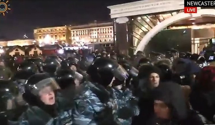 Rally in support of Navalny is over. Manezhnaia Square cordoned off by riot police. VIDEO