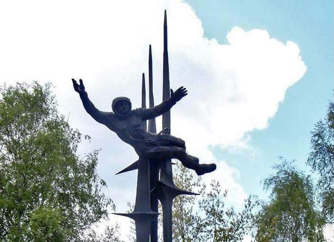 У Львові демонтують пам’ятник радянській космонавтці 01