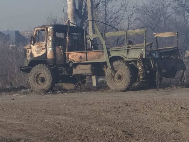 Опубликованы фото обстрелянного вчера наемниками РФ автомобиля ВСУ 01