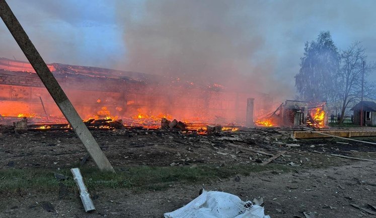 Оккупанты ударили дронами по сельскохозяйственному предприятию на Черниговщине: погиб мужчина, еще двое ранены. ФОТОрепортаж