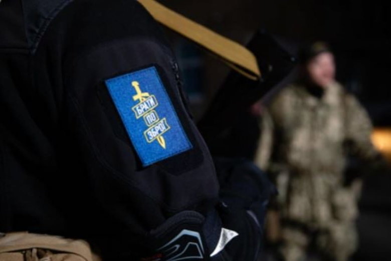 Завод Кузня на Рибальському передав батальйону тероборони Києва партію нових кулеметів ПКМ 03