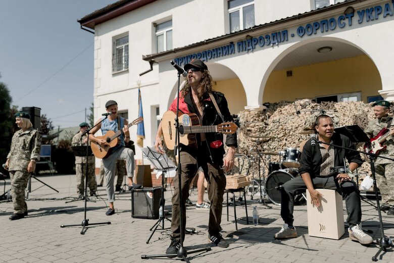 Відомий американський гурт Gogol Bordello виступив перед українськими прикордонниками 02