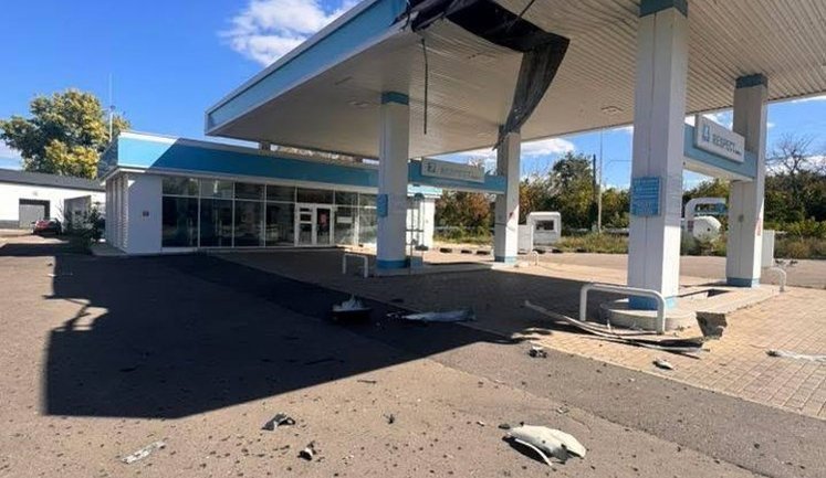 Росіяни завдали ударів дронами по трьох АЗС Краматорська: поранено дівчину. ФОТОрепортаж