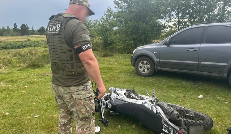 Переправляв за кордон на мотоциклі за $6500: на Рівненщині викрито 19-річного організатора, - ДПСУ. ФОТОрепортаж