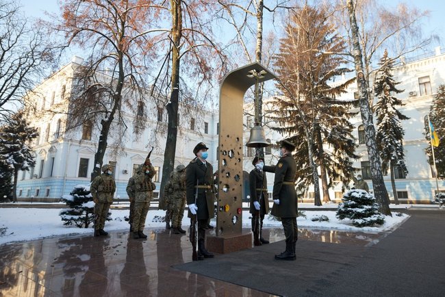 Zelenskyi honors servicepersons who died for Ukraines independence 08
