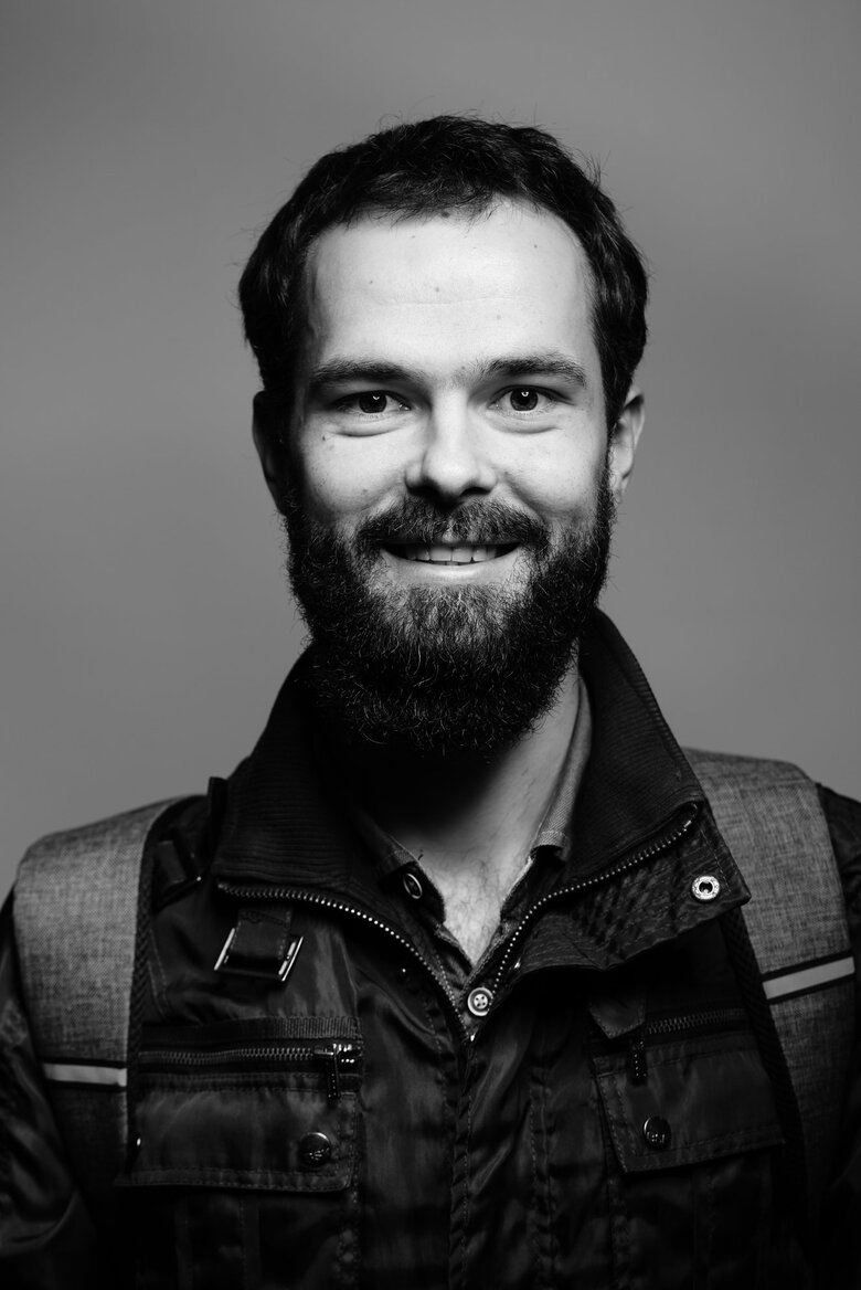 Філософ і артилерист Олександр Комаров:Чому пішов на фронт? Мотивацій – безліч. Я вільна людина, в тоталітарному суспільстві моя діяльність неможлива. Згадати хоча б цей псевдоісторичний путінський монолог. От як на це реагувати? Битися 11