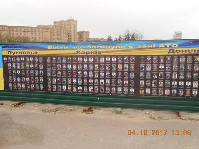 Пошкоджений вандалами стенд загиблим за Свободу відновили в Харкові 02
