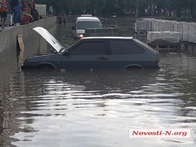 Десятки автомобілів потонули після зливи в Миколаєві 08