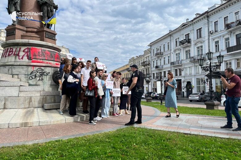 Catherine = Putin: Odesa residents protested against monument to Catherine II 01