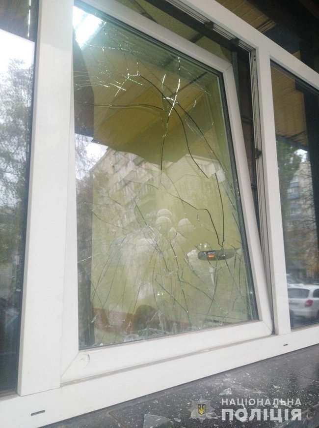 Житель Вінниці розбив каменем вікно в будівлі ГПУ 02